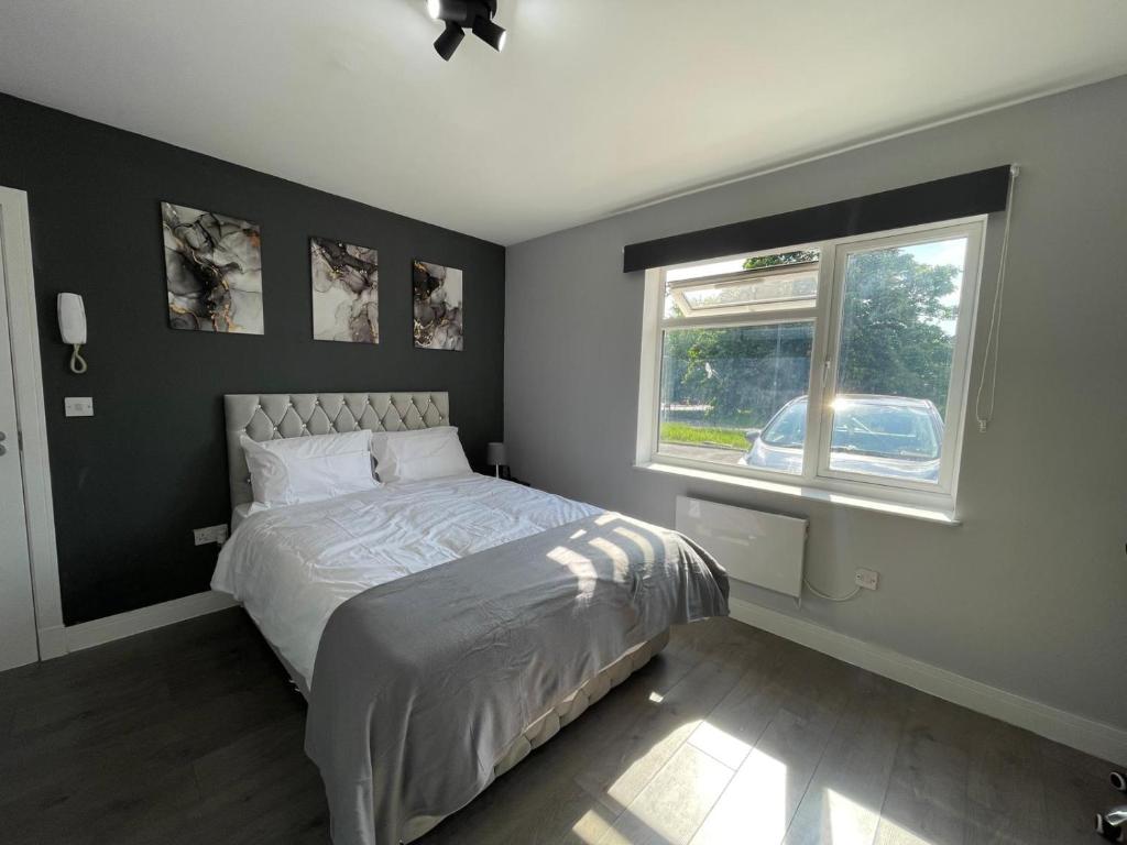 1 dormitorio con cama y ventana en Letzi Private En-Suite Near Wembley en Londres