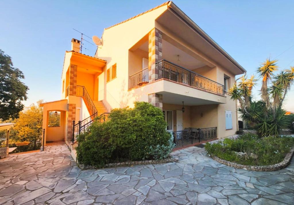 Cette maison dispose d'un balcon et d'une terrasse. dans l'établissement Prés de la Mere YourHostHelper, à Saint-Raphaël