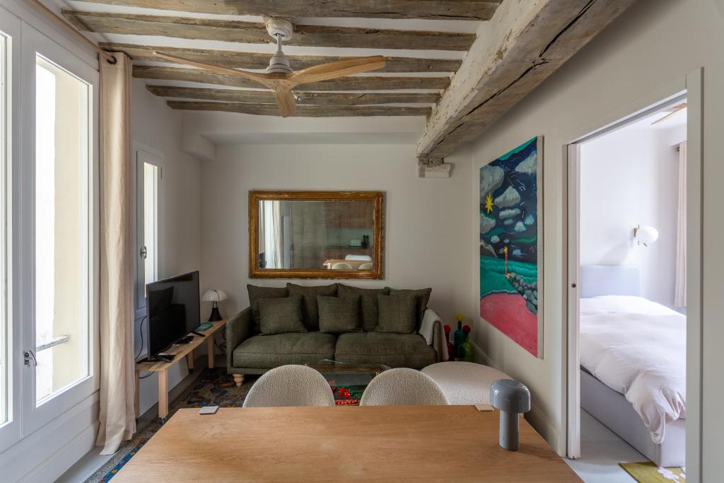 un salon avec un canapé et un lit dans l'établissement Heart of le Marais, à Paris