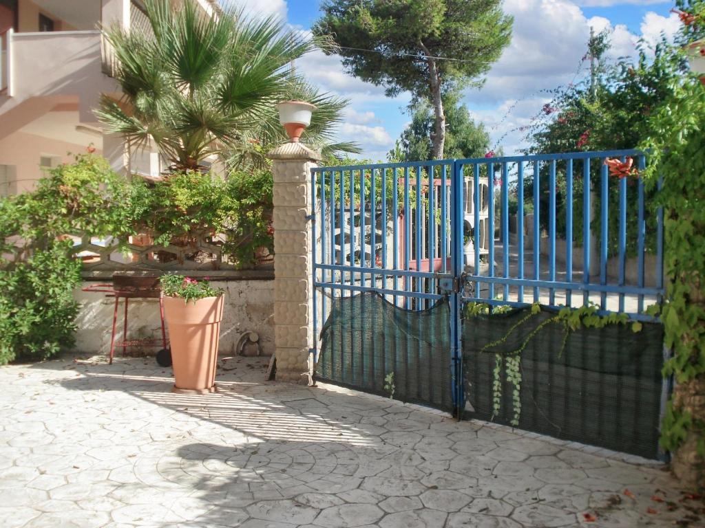 Una puerta azul con una lámpara encima. en 4 bedrooms apartement at Granelli Pachino 20 m away from the beach with sea view enclosed garden and wifi, en Granelli