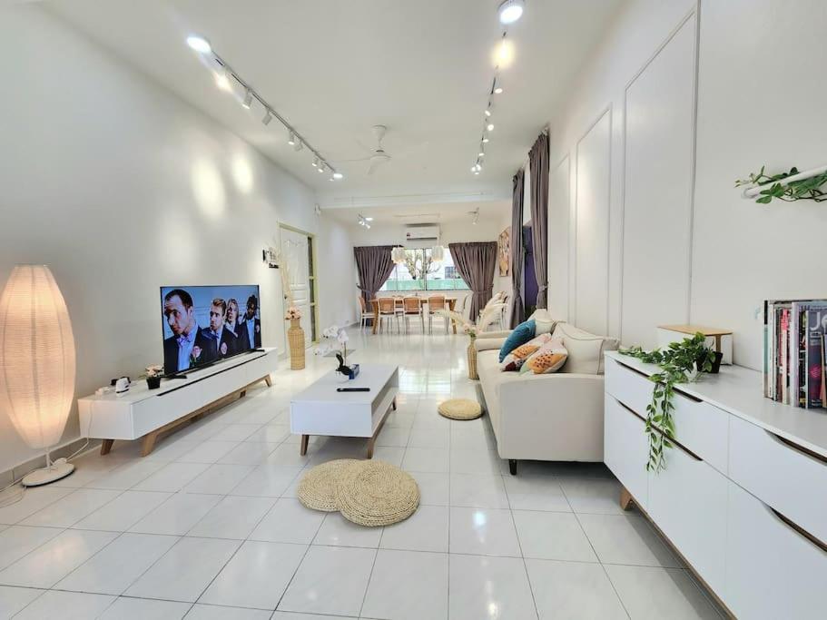 Μια τηλεόραση ή/και κέντρο ψυχαγωγίας στο Petaling Jaya Premium Bungalow 4 Bed Rooms for up tp 18Pax, SS14, Plaza33 , 3 2 Square, Jaya One , SS2