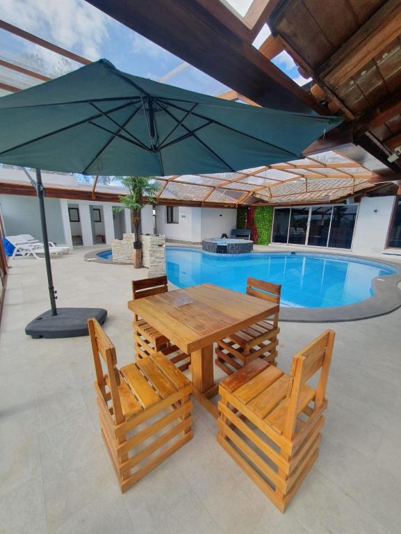 Bazén v ubytování Hosteria Airport Garden nebo v jeho okolí