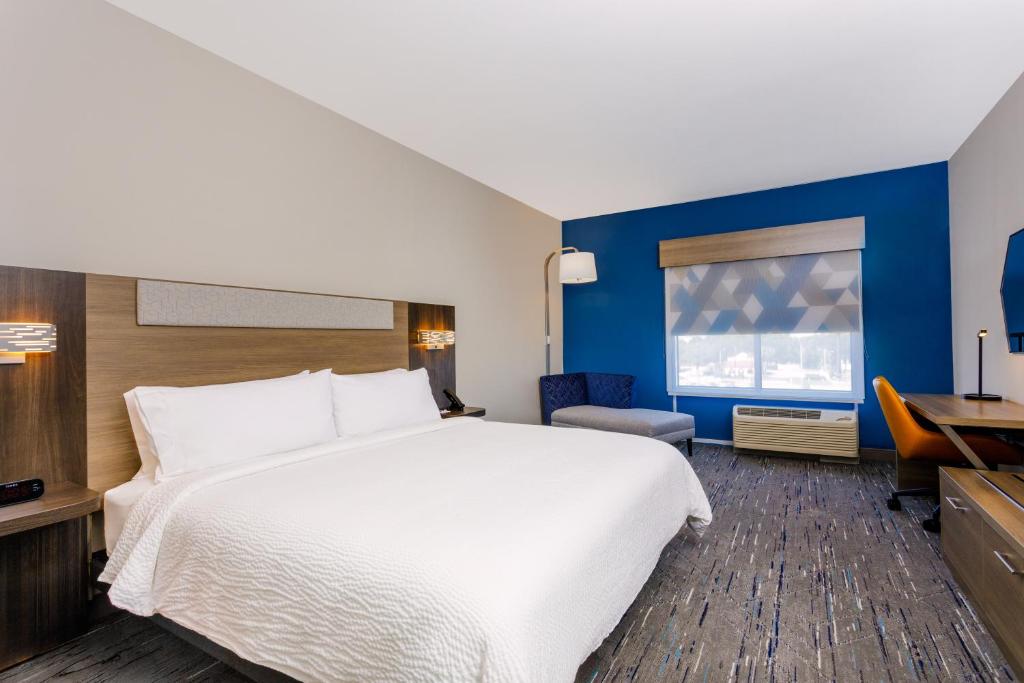 Holiday Inn Express & Suites Tampa Stadium - Airport Area by IHG photo