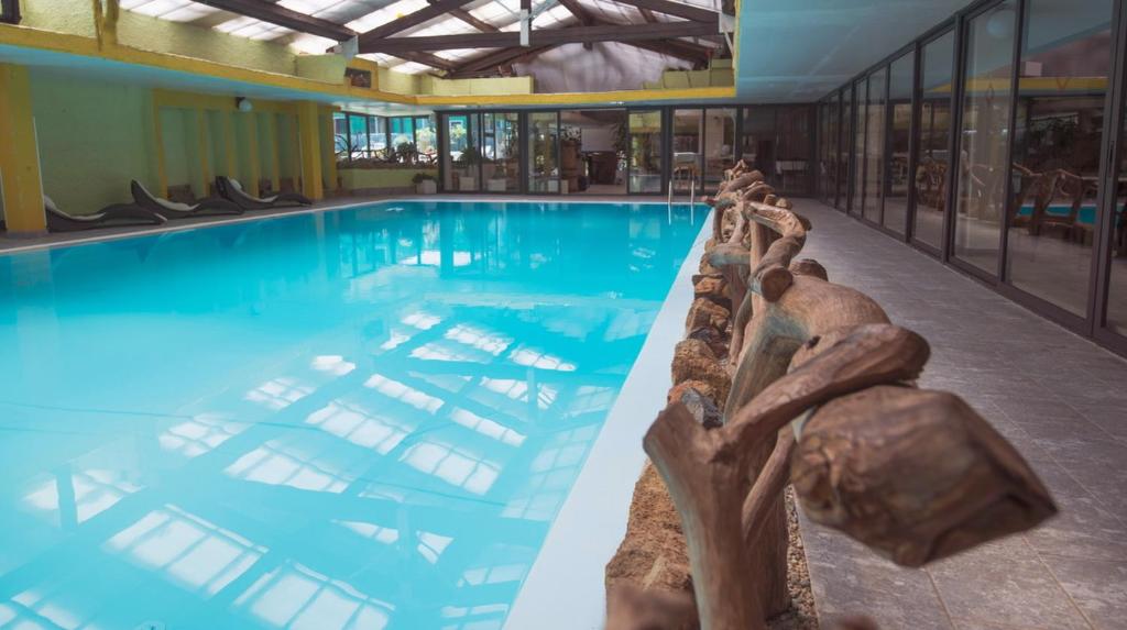 uma grande piscina com uma estátua no meio em Cuccaro Club - Val di Vara e Cinque Terre em Rocchetta di Vara