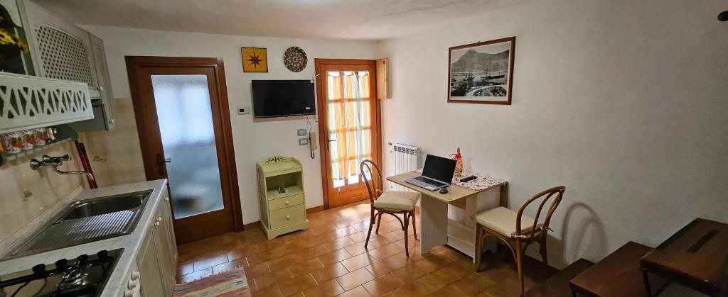 Kuchyň nebo kuchyňský kout v ubytování "A Ridosso" sul mare nel cuore del paese