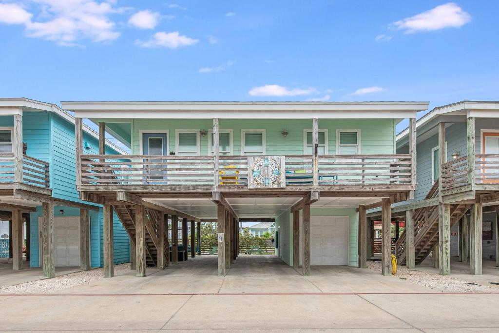 un edificio con una terraza a un lado en Caney Creek Beach Club, en Mustang Beach