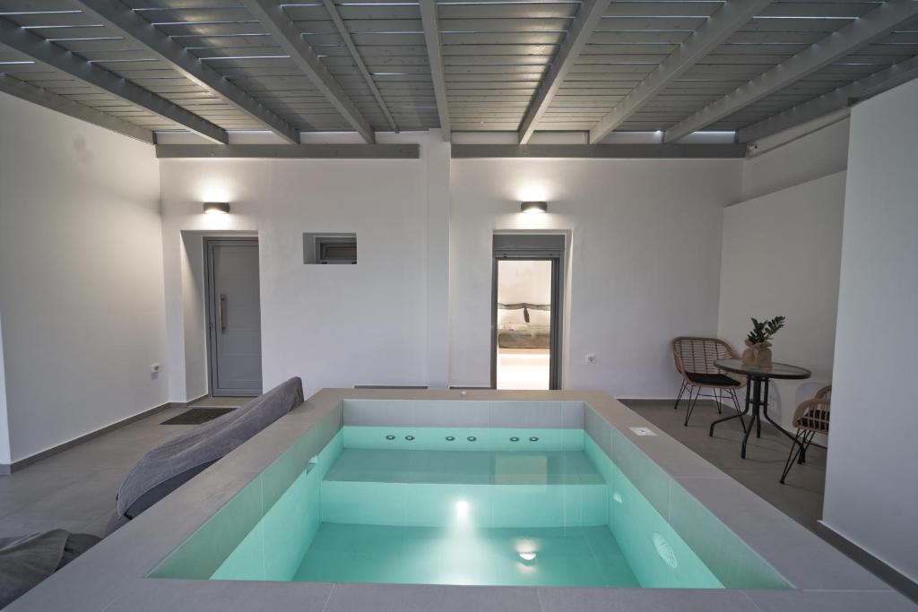 Bazén v ubytování White Note Luxury Suites nebo v jeho okolí