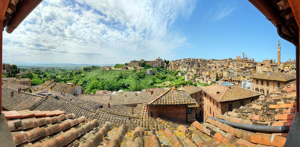 Nespecifikovaný výhled na destinaci Siena nebo výhled na město při pohledu z hotelu