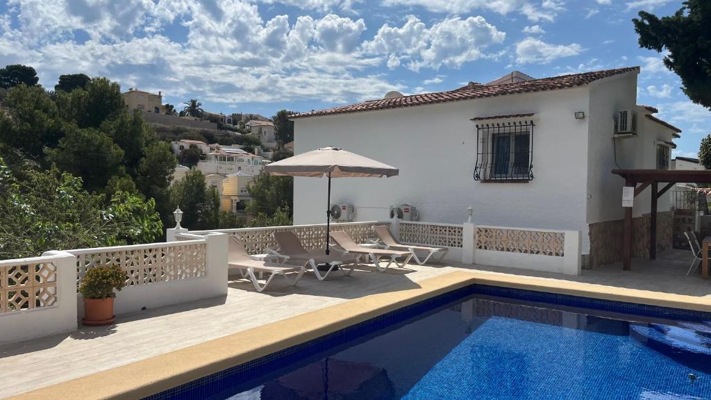 een villa met een zwembad en een huis bij Casa Biamar in Calpe