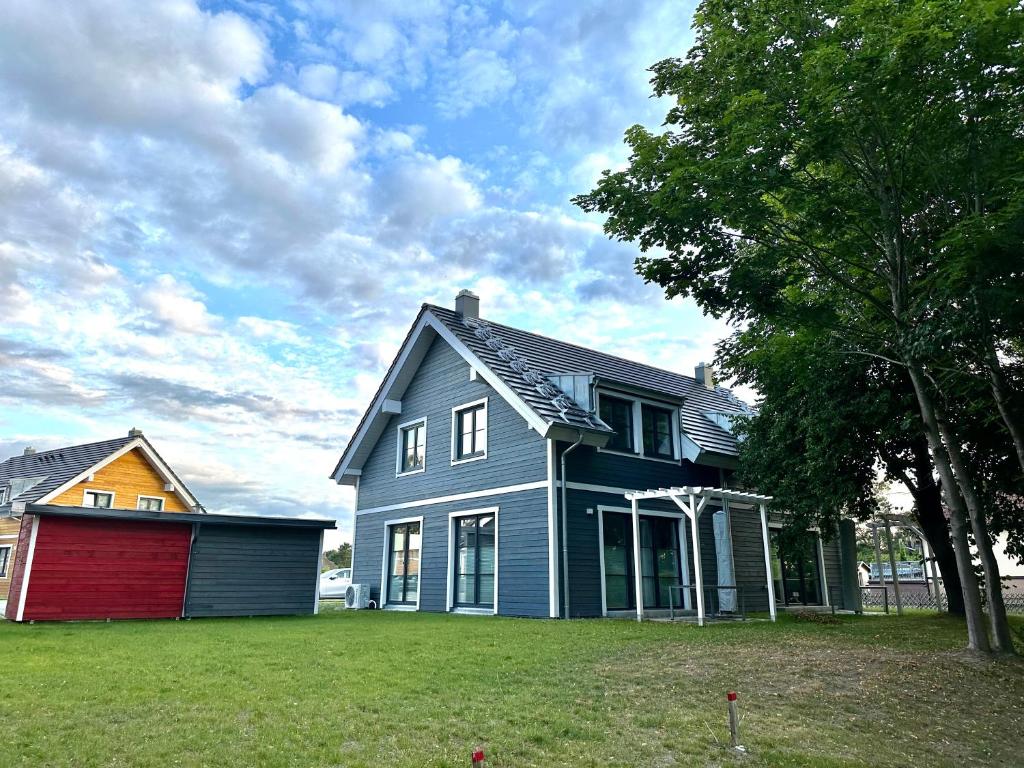 FuhlendorfにあるFerienhäuser Baltic Lagoon Haus 14cの青い家