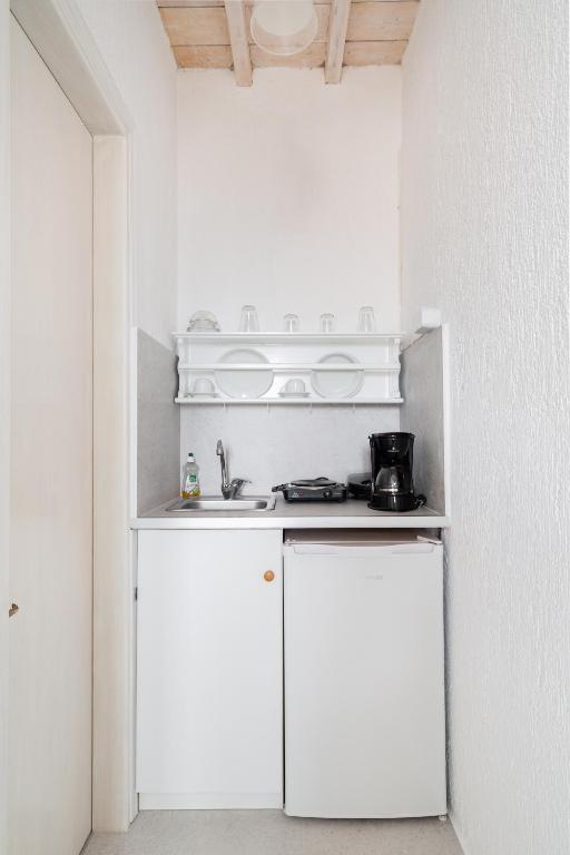 Kuchyň nebo kuchyňský kout v ubytování Fos Apartments Mykonos