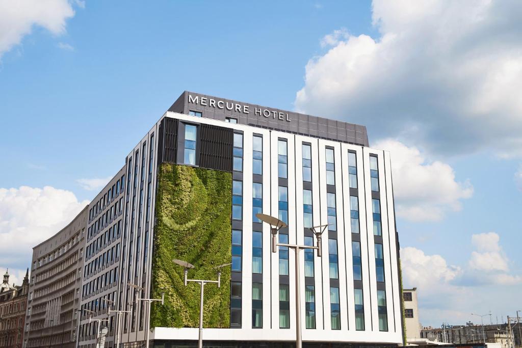 um edifício com uma planta ao lado dele em Mercure Katowice Centrum em Katowice