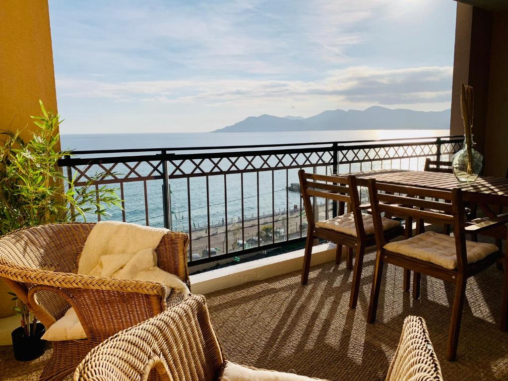 un balcon avec une table et des chaises et une vue sur l'océan dans l'établissement FRONT BEACH - Beautiful view, à Cannes