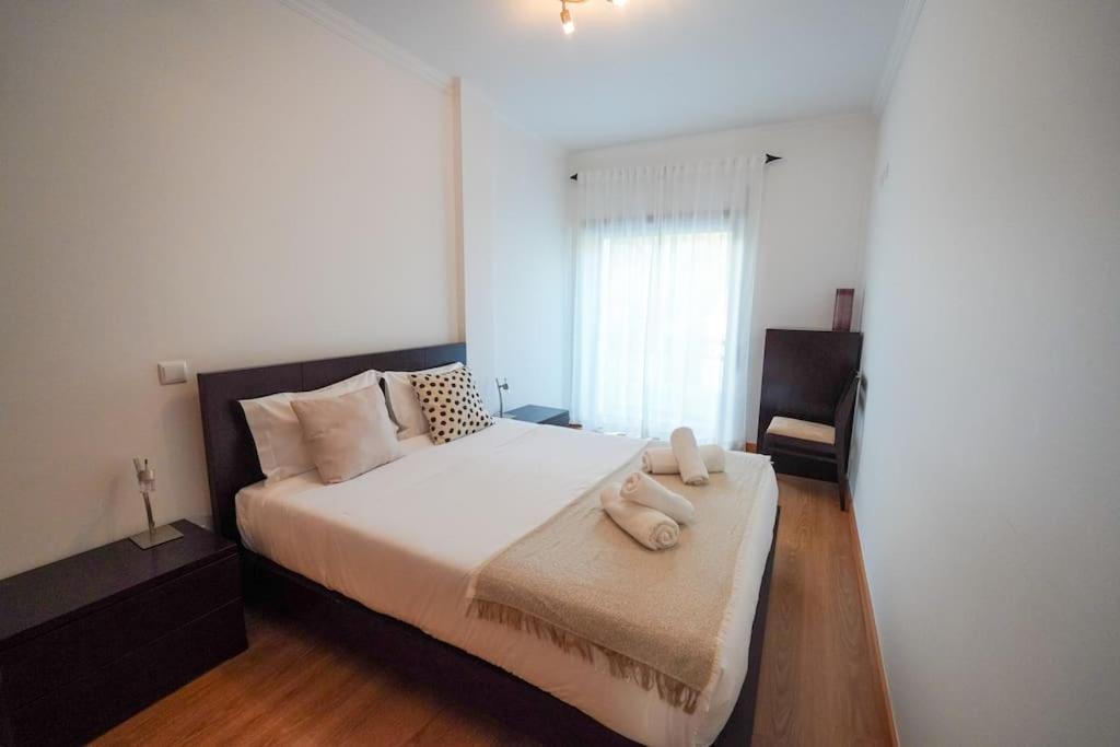- une chambre avec un lit et 2 serviettes dans l'établissement Dream House, à Nazaré