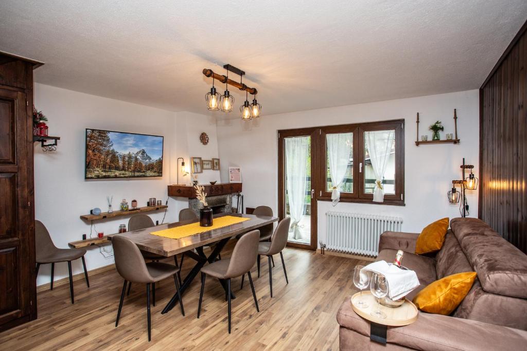 瓦爾圖爾嫩凱的住宿－La Casa di Costanza，客厅配有沙发和桌子