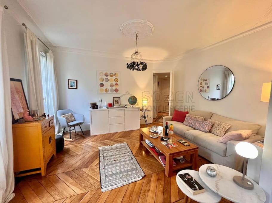 un salon avec un canapé et une table dans l'établissement Le Montmartre Paris 18, à Paris