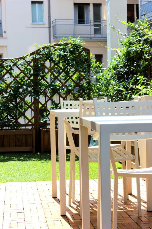 A garden outside B&B Fanzago