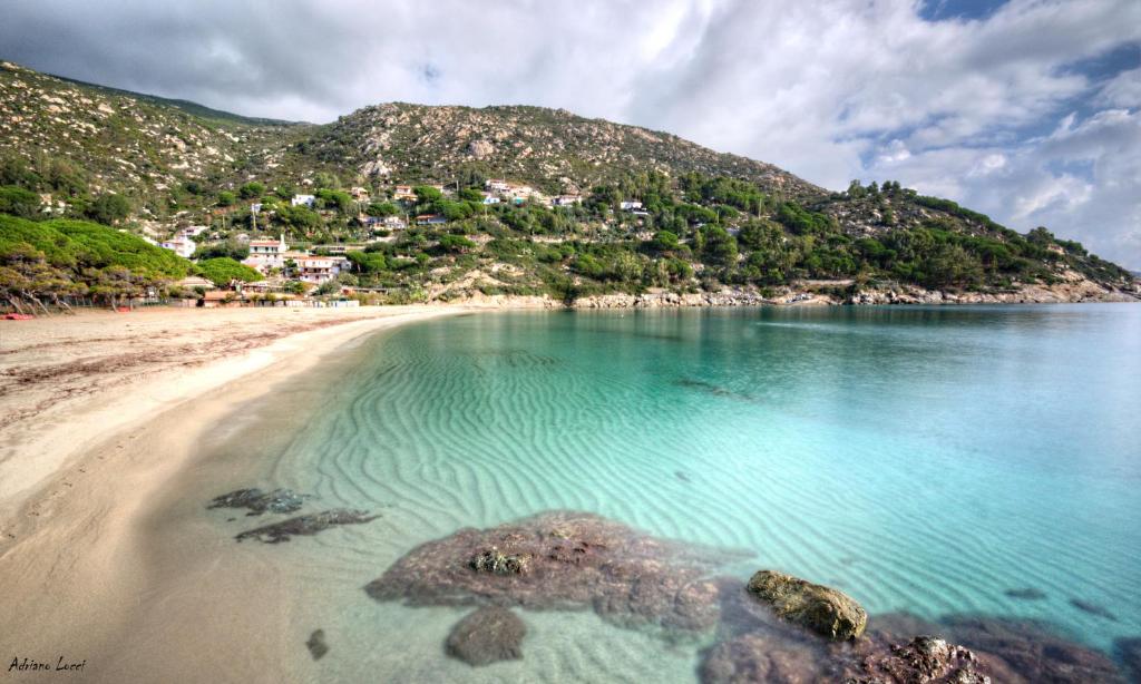 Blick auf einen Strand mit Felsen im Wasser in der Unterkunft Casa Gabriella in Fetovaia