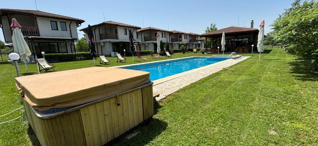 um quintal com piscina e algumas casas em Bendida Village em Pavel Banya