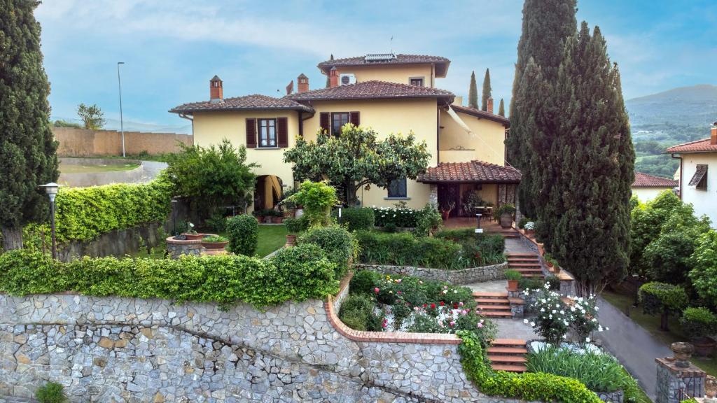 una casa con giardino di fronte di Villa Desideria a Figline Valdarno