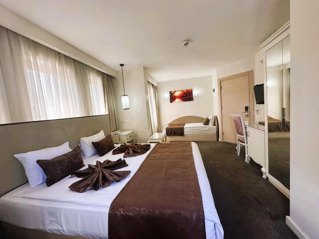 イスタンブールにあるTaximtown Hotelの大型ベッド1台(タオル付)が備わる客室です。