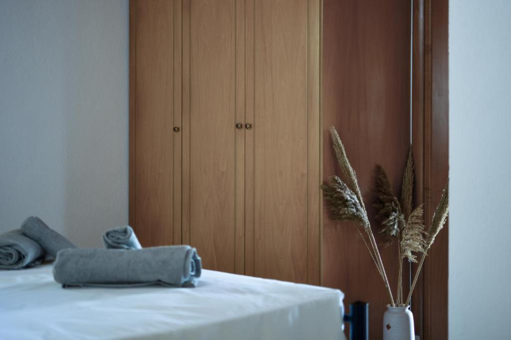 1 dormitorio con mesa y mantel blanco en Petralia's Guest House, en Skiathos