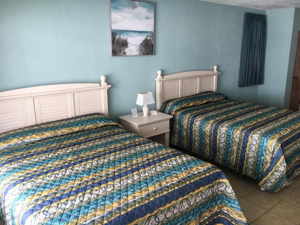 Postel nebo postele na pokoji v ubytování Beach Colony Motel