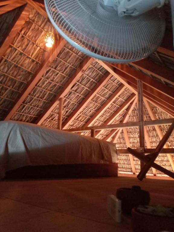 Zimmer mit einer Decke und einem Bett darin in der Unterkunft La Aldea Zipolite in Zipolite
