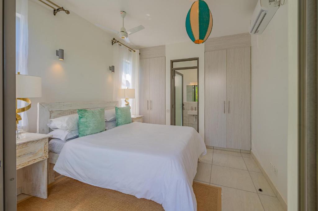 Postel nebo postele na pokoji v ubytování Insigma Kuza Villas