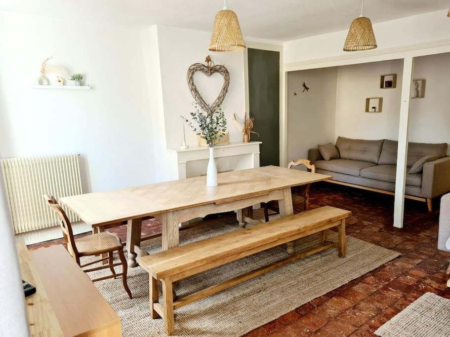 un salon avec une table et un canapé dans l'établissement Grand duplex au coeur du centre historique, à Paray-le-Monial