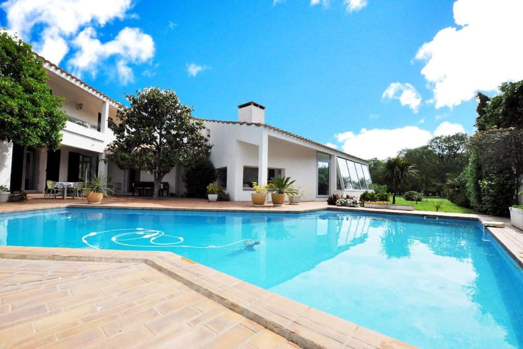 une piscine devant une maison dans l'établissement Villa Haut Standing avec Piscine, Vue sur Golf, à Saint-Cyprien