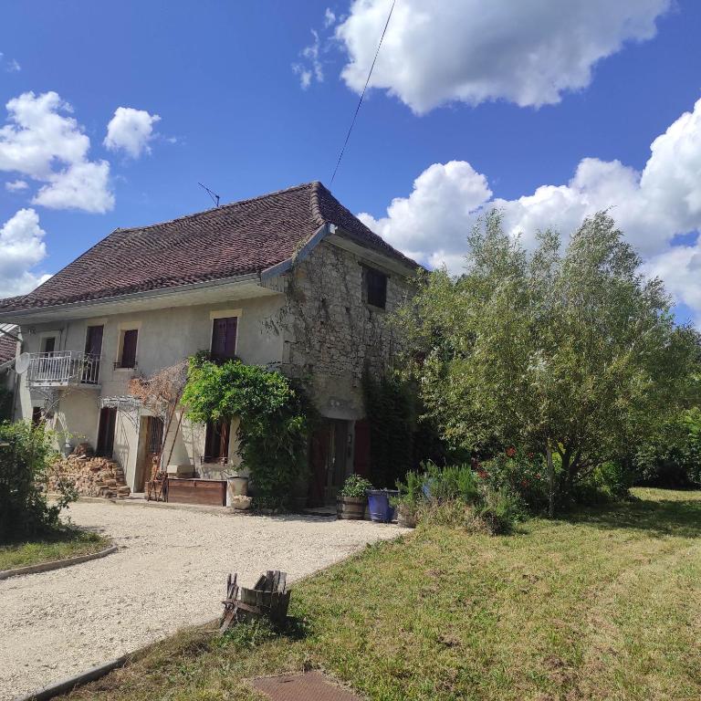 une ancienne maison en pierre avec une cour dans l'établissement MAISON DE CHARME LAC AIGUEBELETTE, à Nances