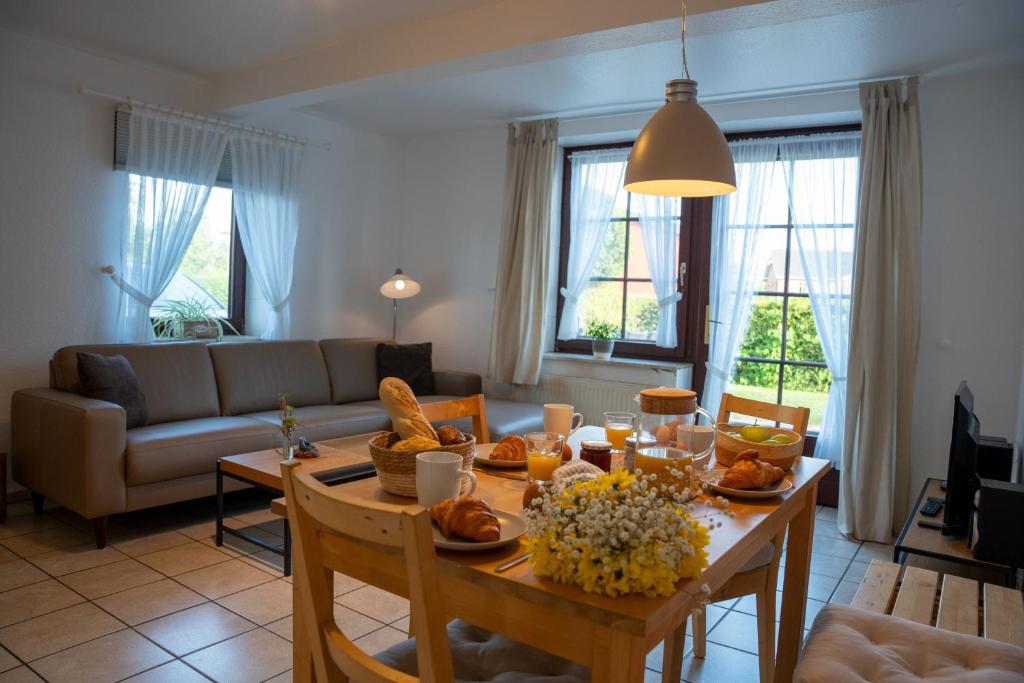 uma sala de estar com uma mesa com comida em Ferienhof Kruse Wohnung Nr 7 em Grömitz