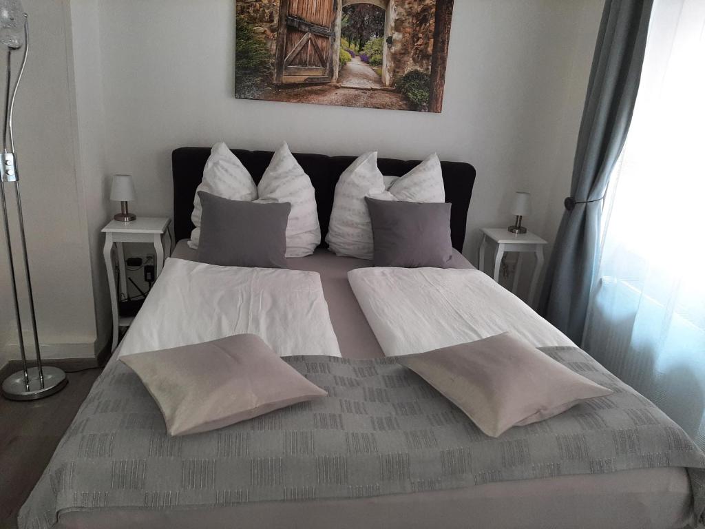 ein Schlafzimmer mit einem Bett mit zwei Kissen in der Unterkunft Ferienwohnung an der historischen Stadtmauer in Cochem