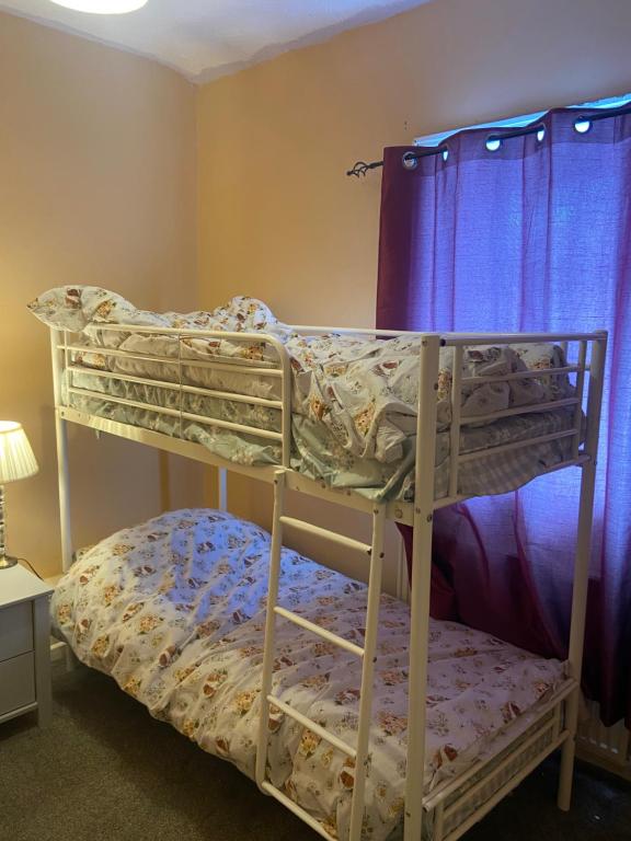 מיטה או מיטות קומותיים בחדר ב-White and Sandstone Astley Bridg