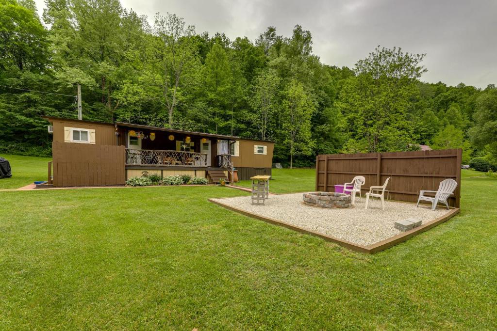 una casita en un patio con patio en Kentucky Mtn Home on 80 Acres with Hot Tub and Trails!, 