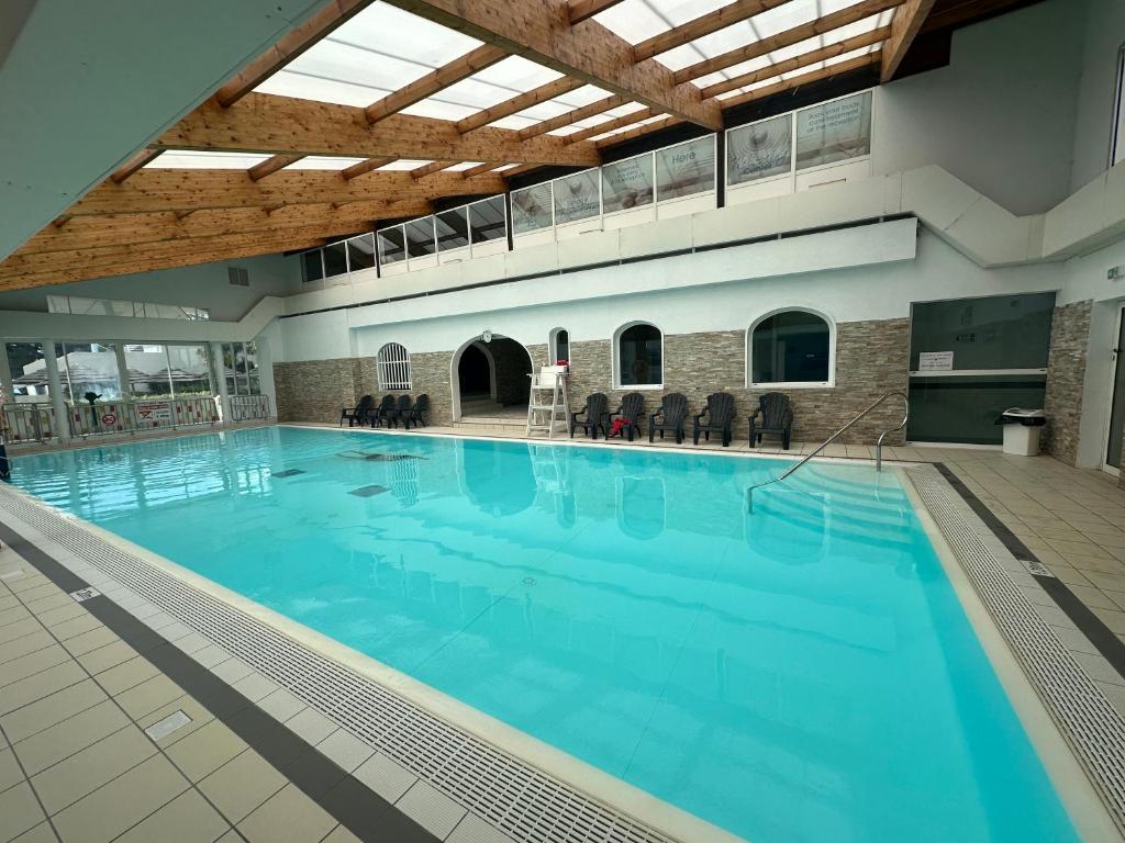 una grande piscina in un edificio con una grande piscina di camping 4 Etoiles A ST JEANS-DE-MONTS Mobil home 4à6 pers a Saint-Jean-de-Monts
