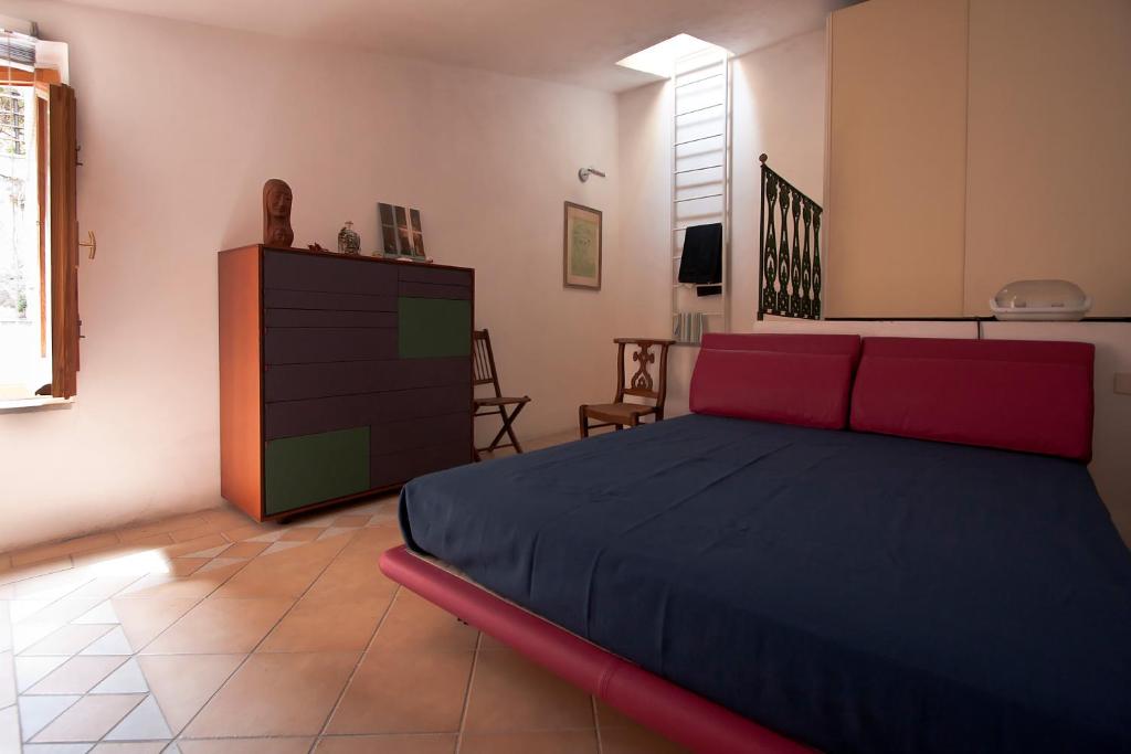 1 dormitorio con 1 cama y vestidor en Fisherman's House, en Riomaggiore