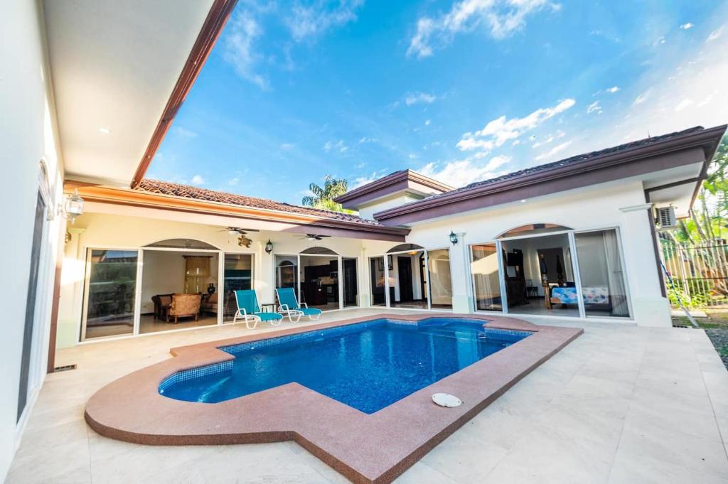 une villa avec piscine et une maison dans l'établissement Villa Encanto By Vacation Pura Vida, à Bejuco