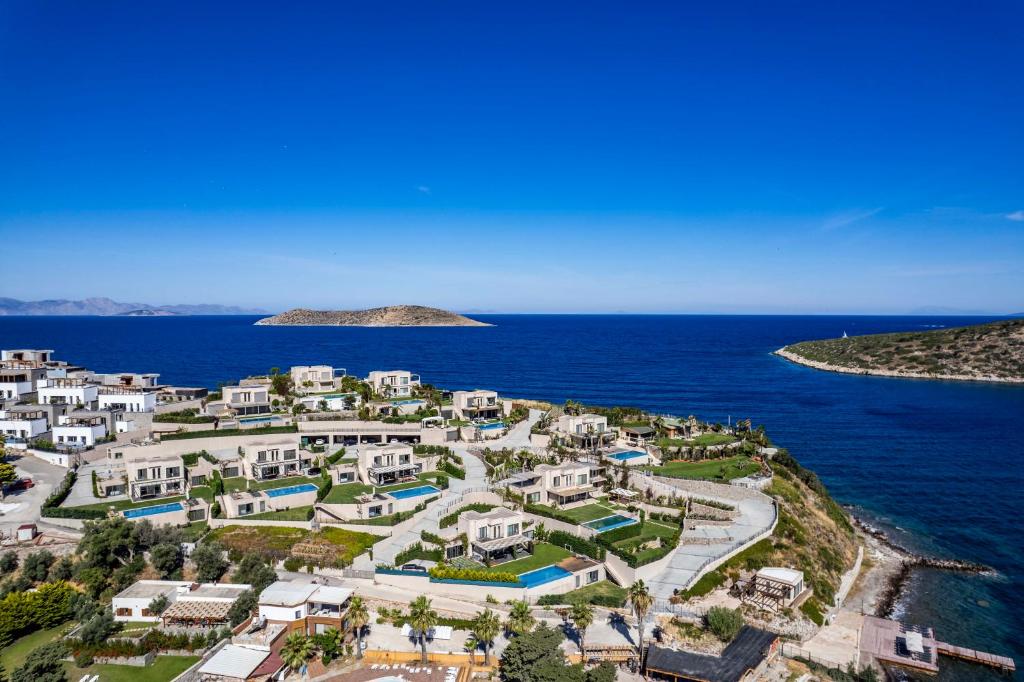 una vista aérea de un complejo cerca del océano en Bovilla Hotel Salt Yalıkavak en Yalıkavak