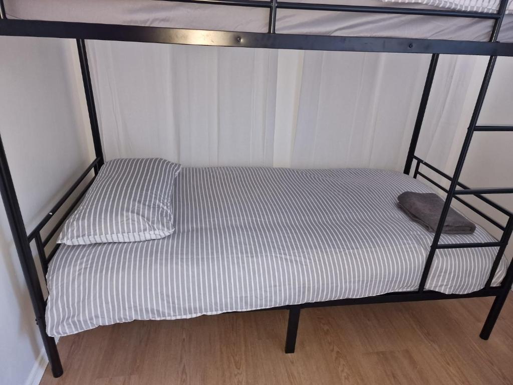 Una cama o camas cuchetas en una habitación  de BUCKINGHAM