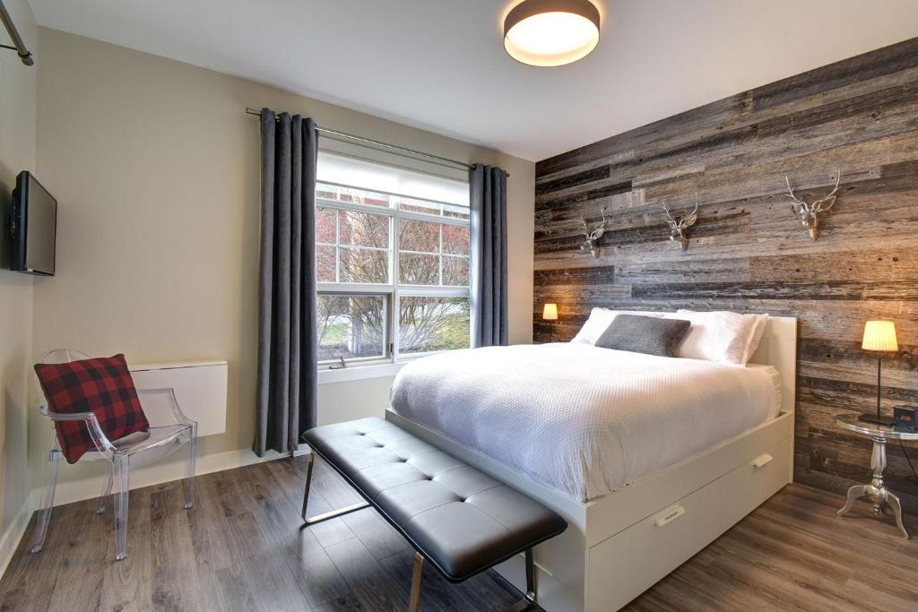 Postel nebo postele na pokoji v ubytování Tremblant Prestige - Les Eaux 207-2