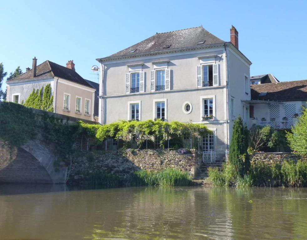 una casa blanca a orillas de un río en Villa du Loir, en La Flèche