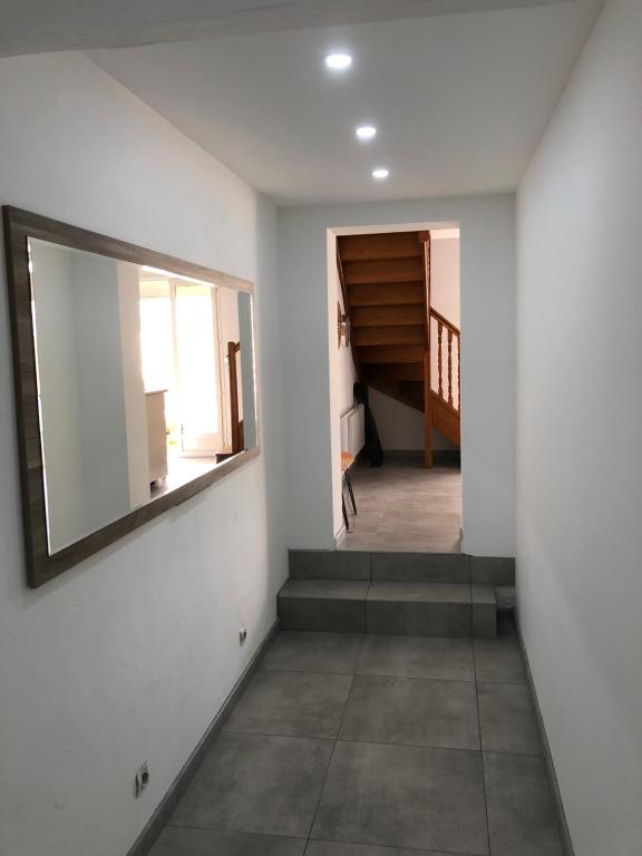 - un couloir avec un miroir et des escaliers dans une maison dans l'établissement L’escapade marine ensoleillée, à Balaruc-le-Vieux