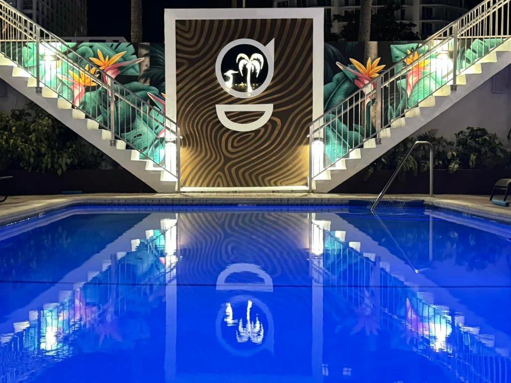 羅德岱堡的住宿－The Grand Resort and Spa & Worthington All Male，夜间游泳池,酒店一侧有标志