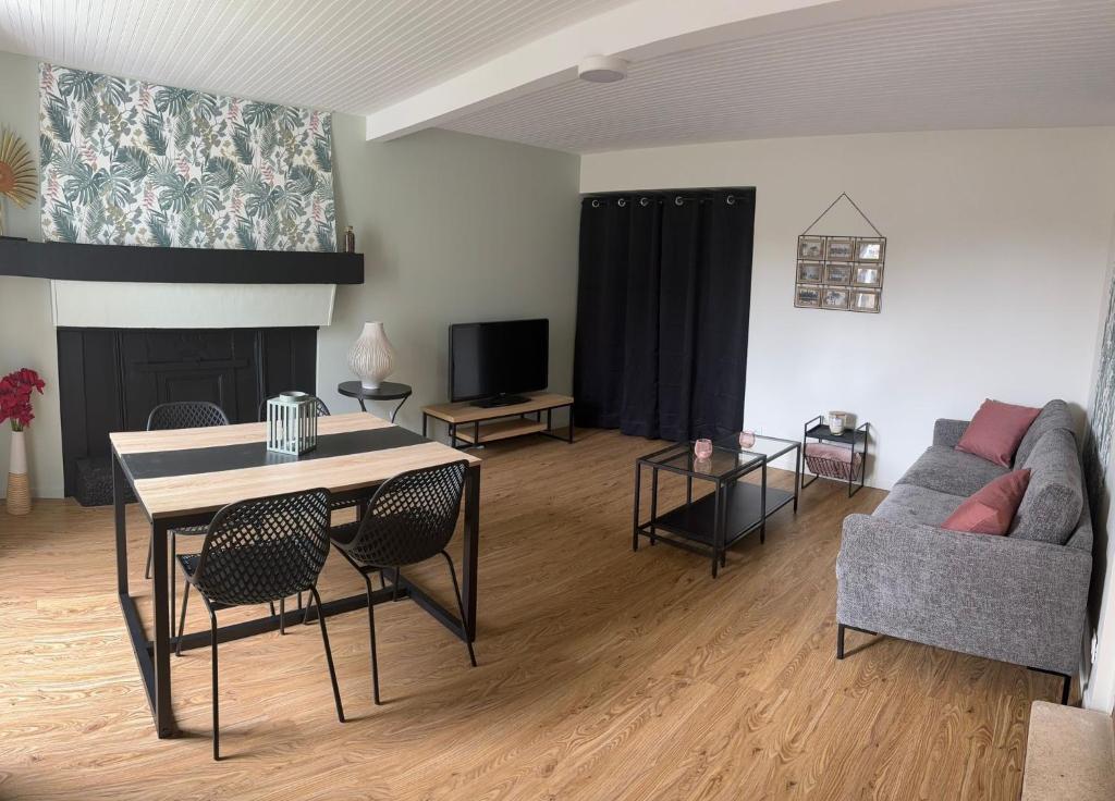 un salon avec une table et un canapé dans l'établissement Charmante maison au calme, à Chauvigny