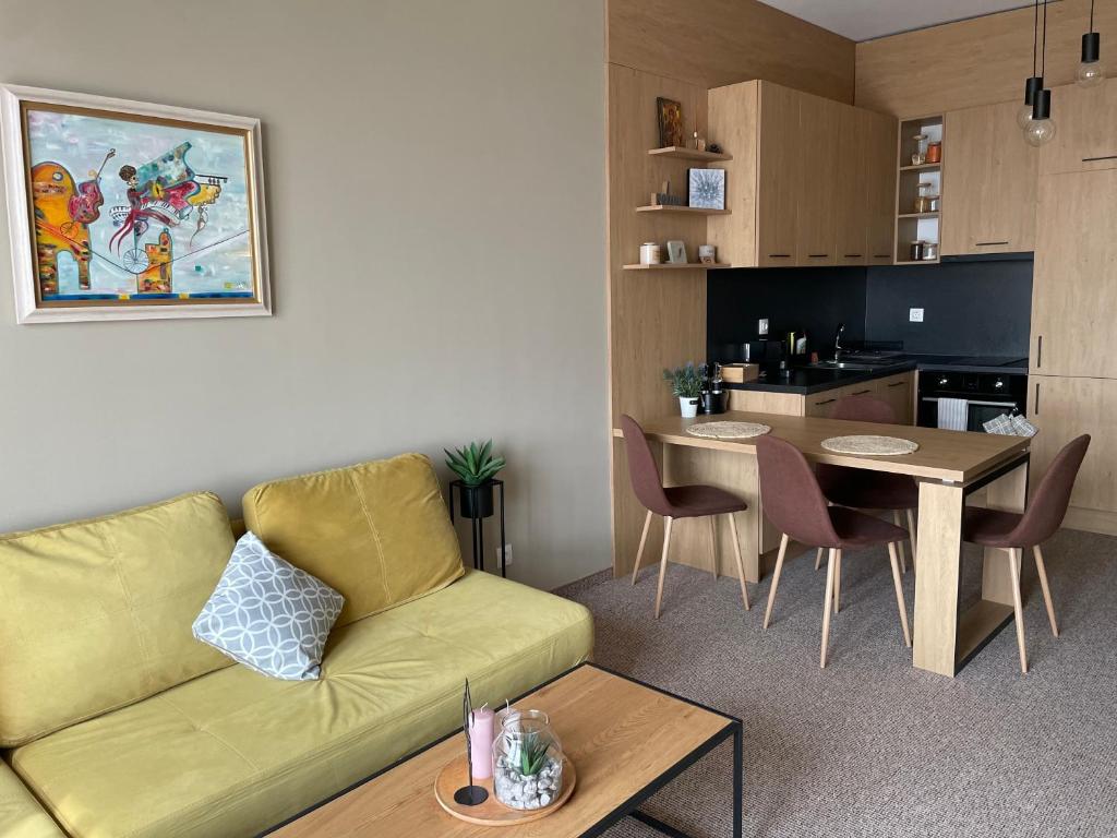 een woonkamer met een bank en een tafel bij City view in Residences in Boergas