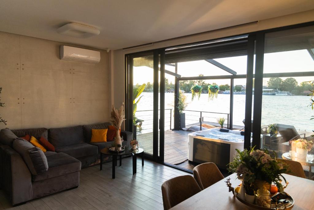 Afbeelding uit fotogalerij van ADA MOMENT Splav- kuca na reci Beograd- Floating House on SAVA RIVER ,Belgrade in Belgrado