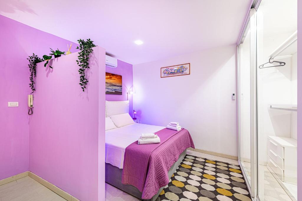 um quarto roxo com uma cama e uma cabina de duche ao nível do chão em Luxury Apartments Pantheon Roma em Roma