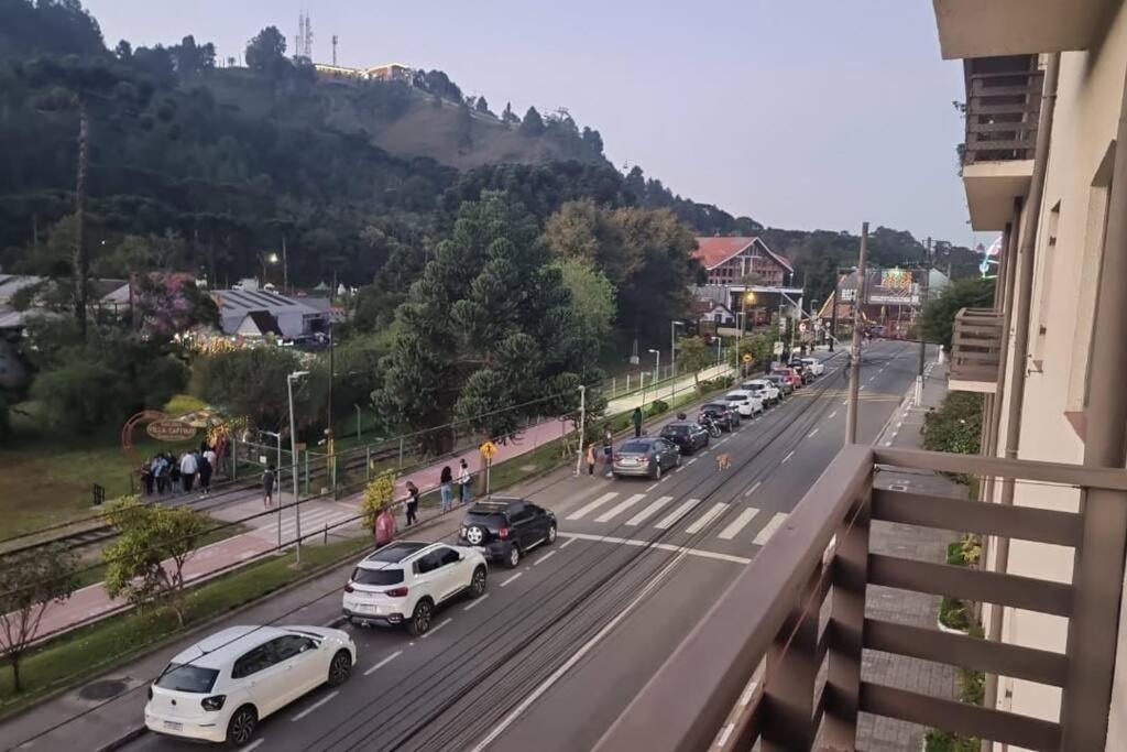 uma vista para uma rua com carros estacionados na estrada em Apartamento em Campos do Jordão em Campos de Jordão